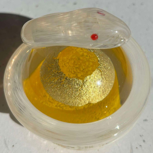 金箔入り白蛇のガラス置物｜金沢金箔使用・ガラス細工・インテリア台座