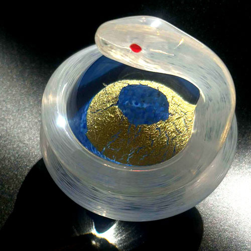 金箔入り白蛇のガラス置物｜金沢金箔使用・ガラス細工・2025年干支飾り