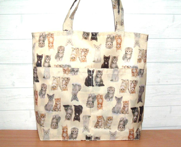 トートバッグ猫柄ゆったりA4サイズ 外付けオープンポケット付き