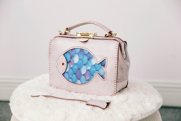 ★１つ限りキャンペーン中！★【深海魚】がま口バッグ 本革手作りのレザーショルダーバッグ  夏バッグ　 1枚目の画像