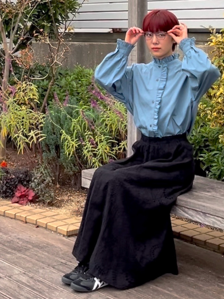 フォーマルにも！ぐるりと豪華なフリルシャツ＊スタンドカラー＊長袖＊コットン100%＊サックスブルー