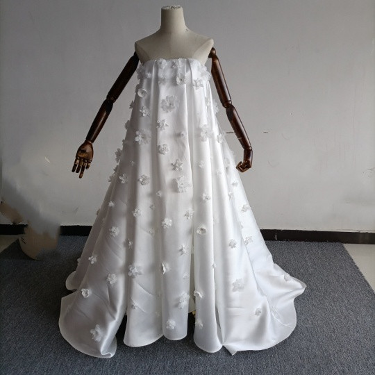 輝きな光彩を放つ ウエディングドレス ベアトップ オフホワイト 花モチーフ マタニティ/妊婦ドレス 花嫁 結婚式/前撮り