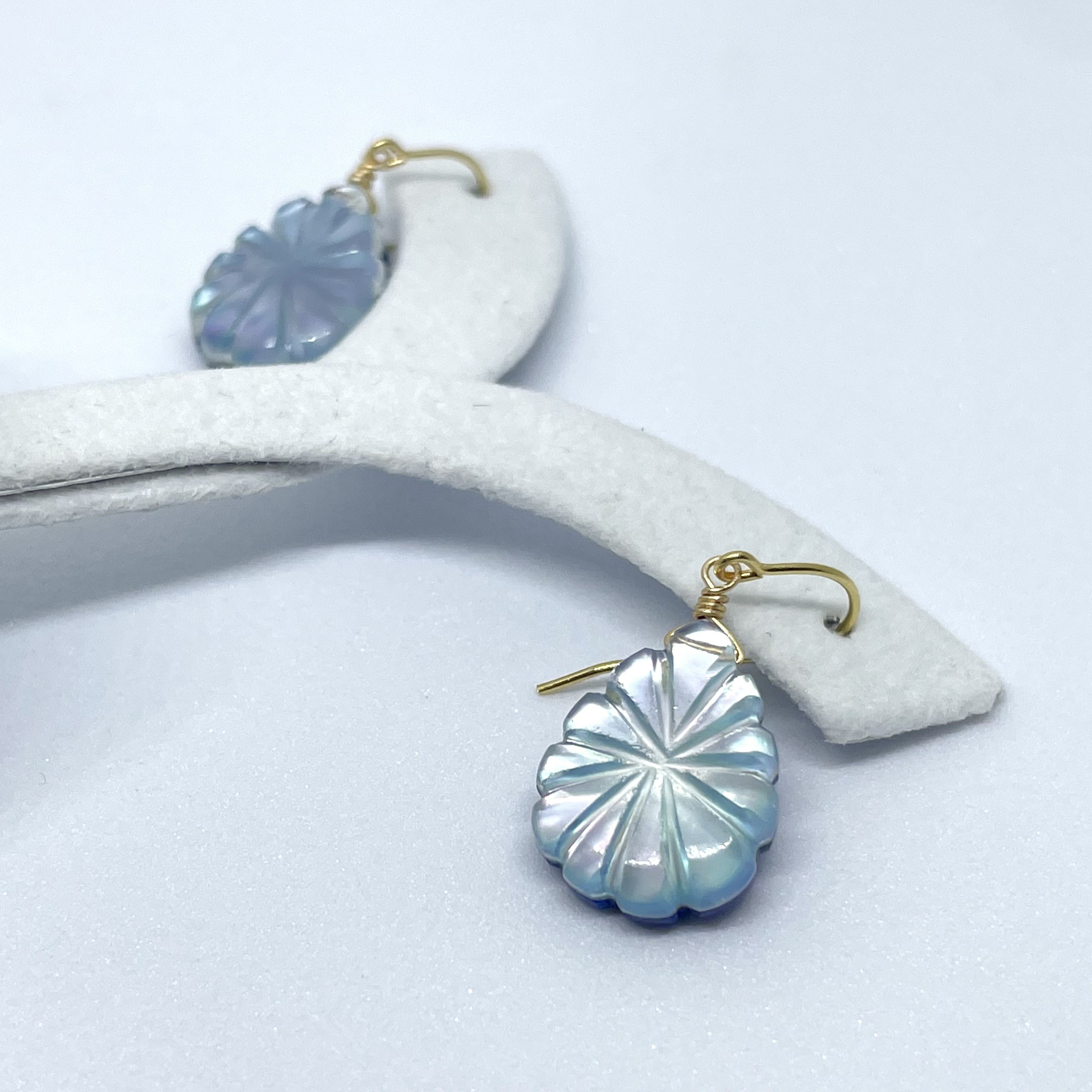 専用【C】水晶とラピスラズリ マザーオブパールの一粒ピアス マザーオブパールの一粒ピアス 専用【C】水晶とラピスラズリ