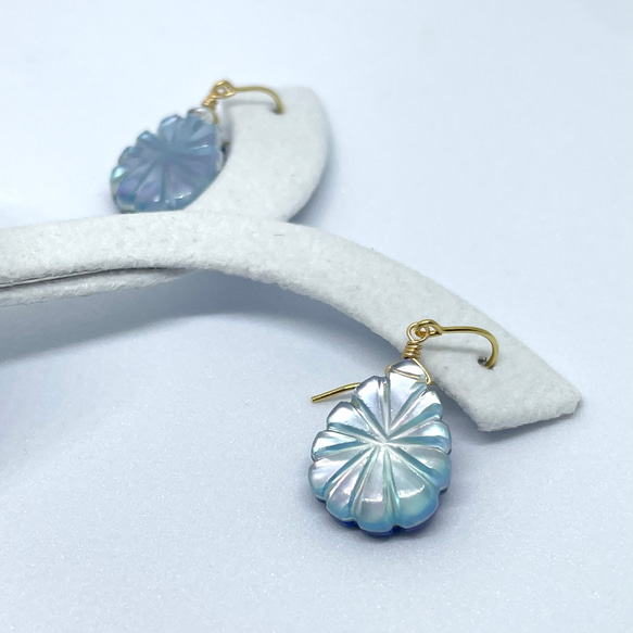 マザーオブパールの花ピアス ラピスラズリ ラピスラズリ マザーオブパール トリプレット ペアシェイプ