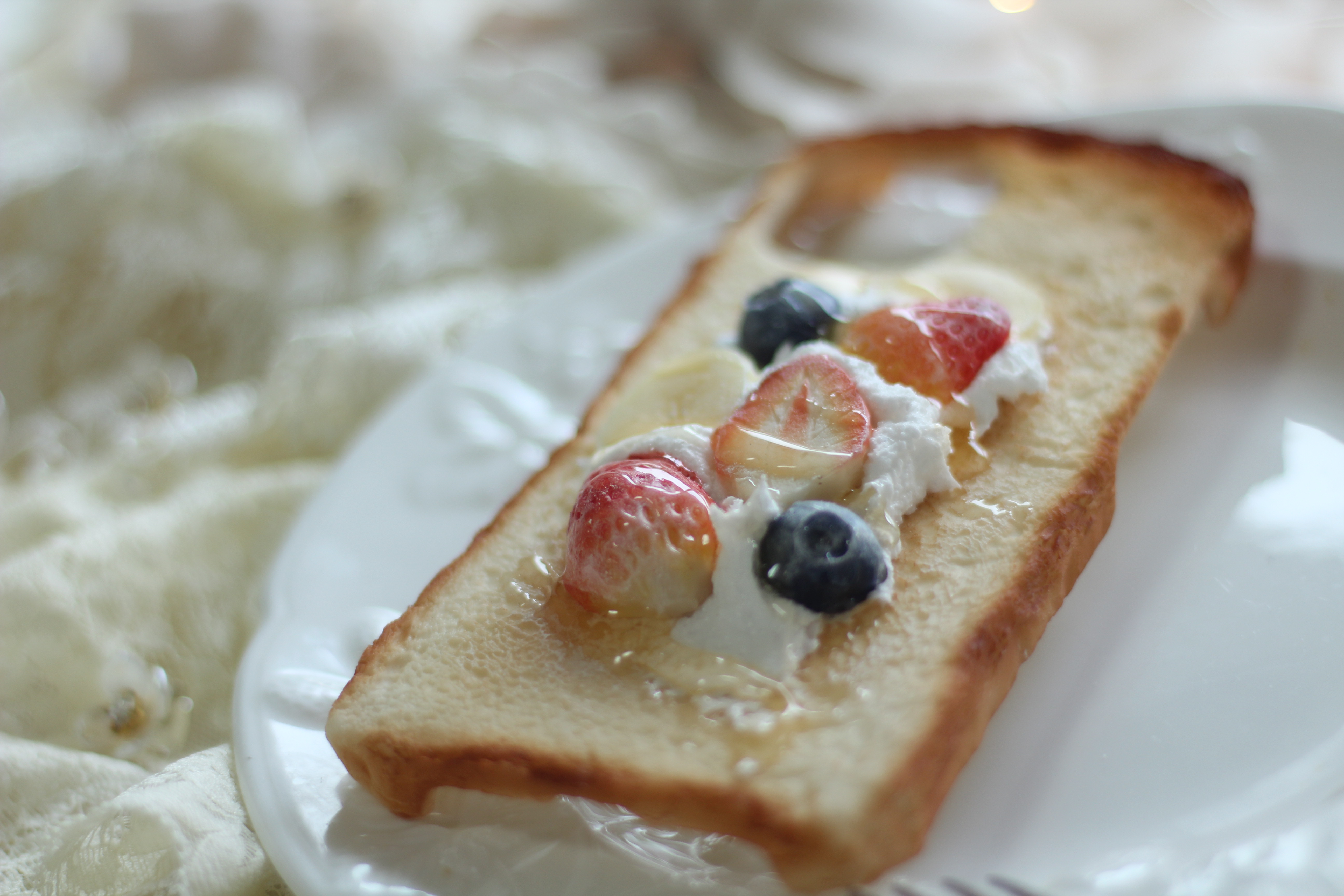 妖精のフルーツとクリームトーストのスマホケース（いちご・バナナ・ブルーベリー）iPhone/Android 全機種対応