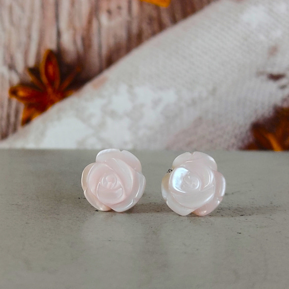 8mm高品質ピンクシェル 薔薇の彫刻ピアス／ノンホールピアス【金属