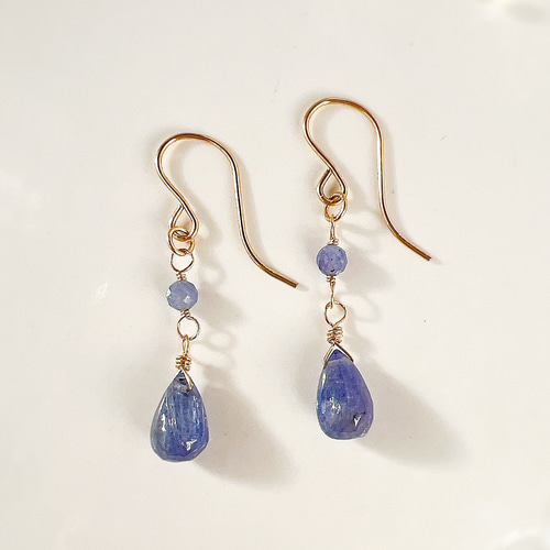 希少石バイカラータンザナイトが揺れる耳飾り 天然石 12月誕生石 青