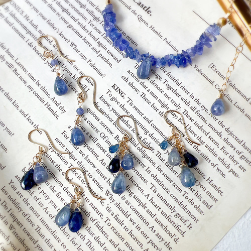 希少石バイカラータンザナイトが揺れる耳飾り 天然石 12月誕生石 青