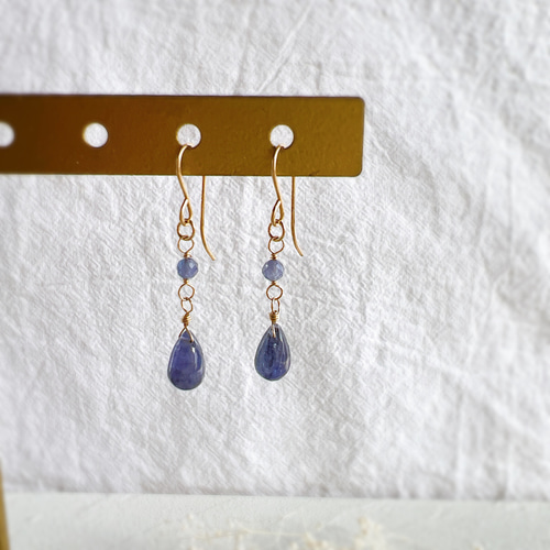 希少石バイカラータンザナイトが揺れる耳飾り 天然石 12月誕生石 青