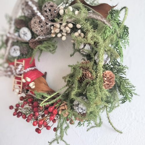 カウベルの優しい音色　コニファーと赤い実のドライフラワークリスマスリース カウベルの優しい音色 コニファーと赤い実のドライフラワークリスマス