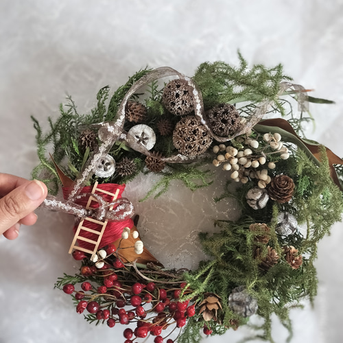 感謝セール￥3500より30％に。 木の実と赤い実のクリスマスリース