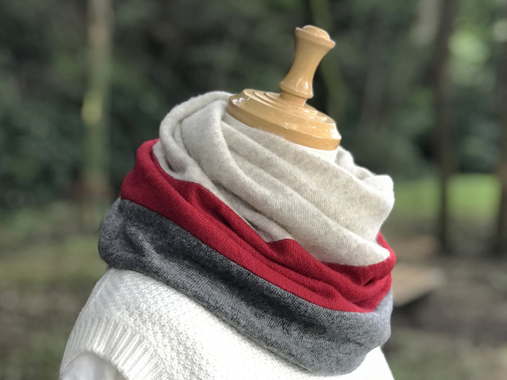 純カシミヤねじりリバーシブルスヌード ［ KUMI-IRO ］ 杢ベージュ/レッド/杢グレー