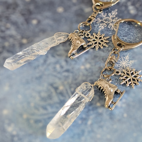 幸せを呼ぶ天然石クリスタルクォーツ氷柱ポイントとスケート靴の