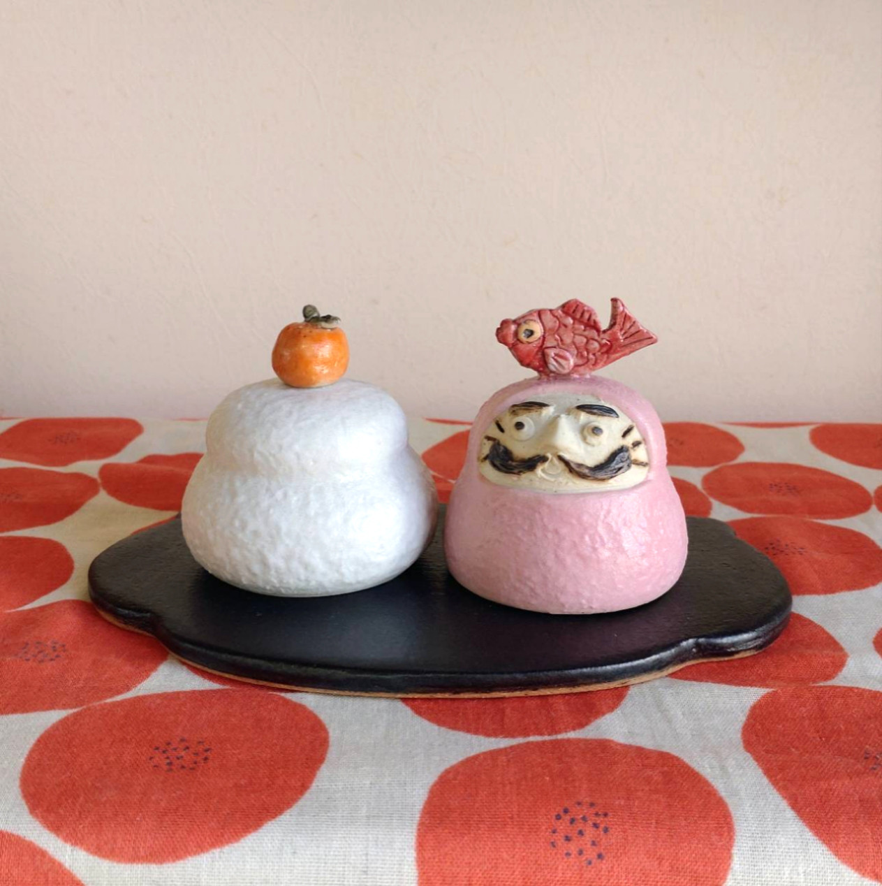 即発送2日以内【Creema限定お正月２０２６】   陶器の鏡餅とめでたい達磨   後姿は紅白鏡餅