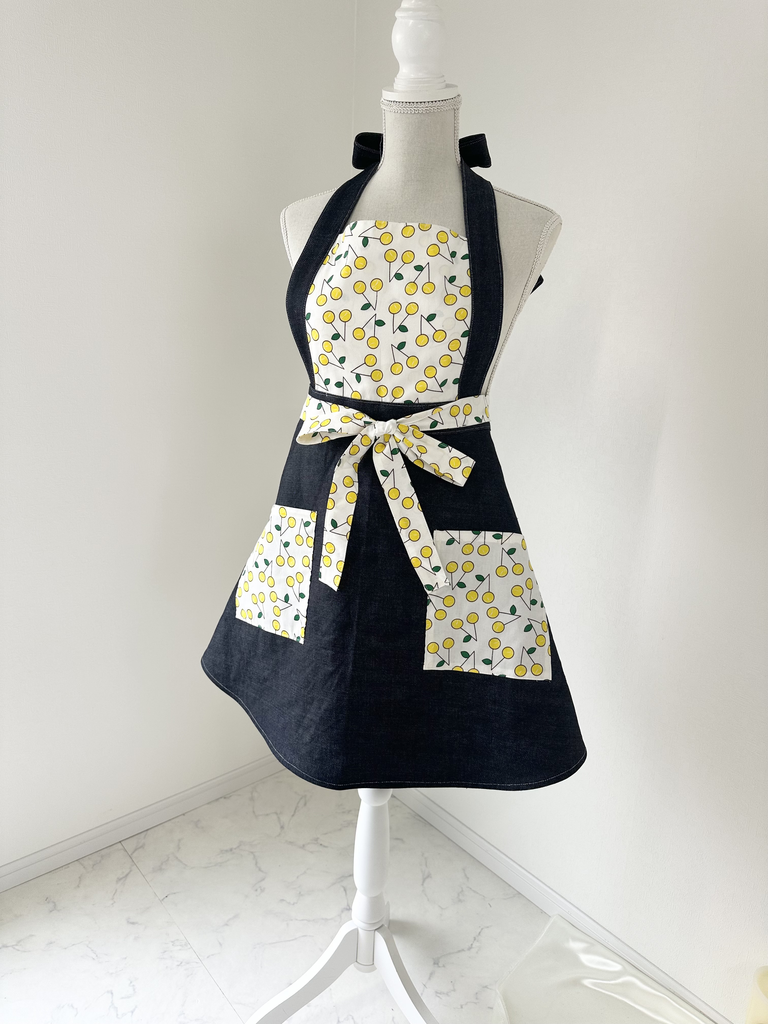 デニム×さくらんぼ柄エプロン