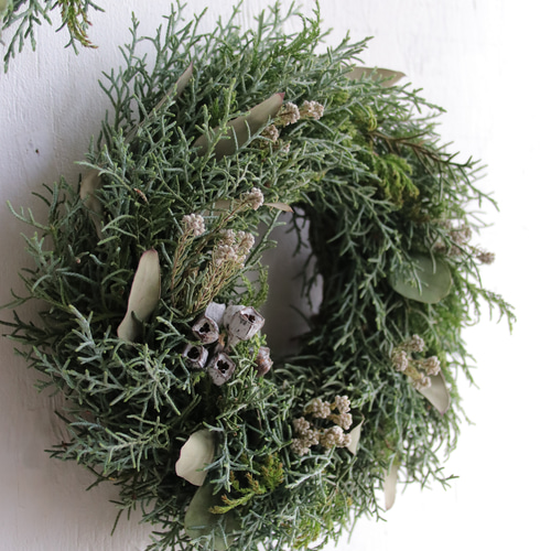 針葉樹と青い草花の静かに香るリース 針葉樹と青い草花の静かに香るリース ⠀ 深い青と、針葉樹のやさしい