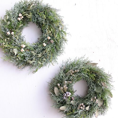 針葉樹と青い草花の静かに香るリース 針葉樹と青い草花の静かに香るリース ⠀ 深い青と、針葉樹のやさしい