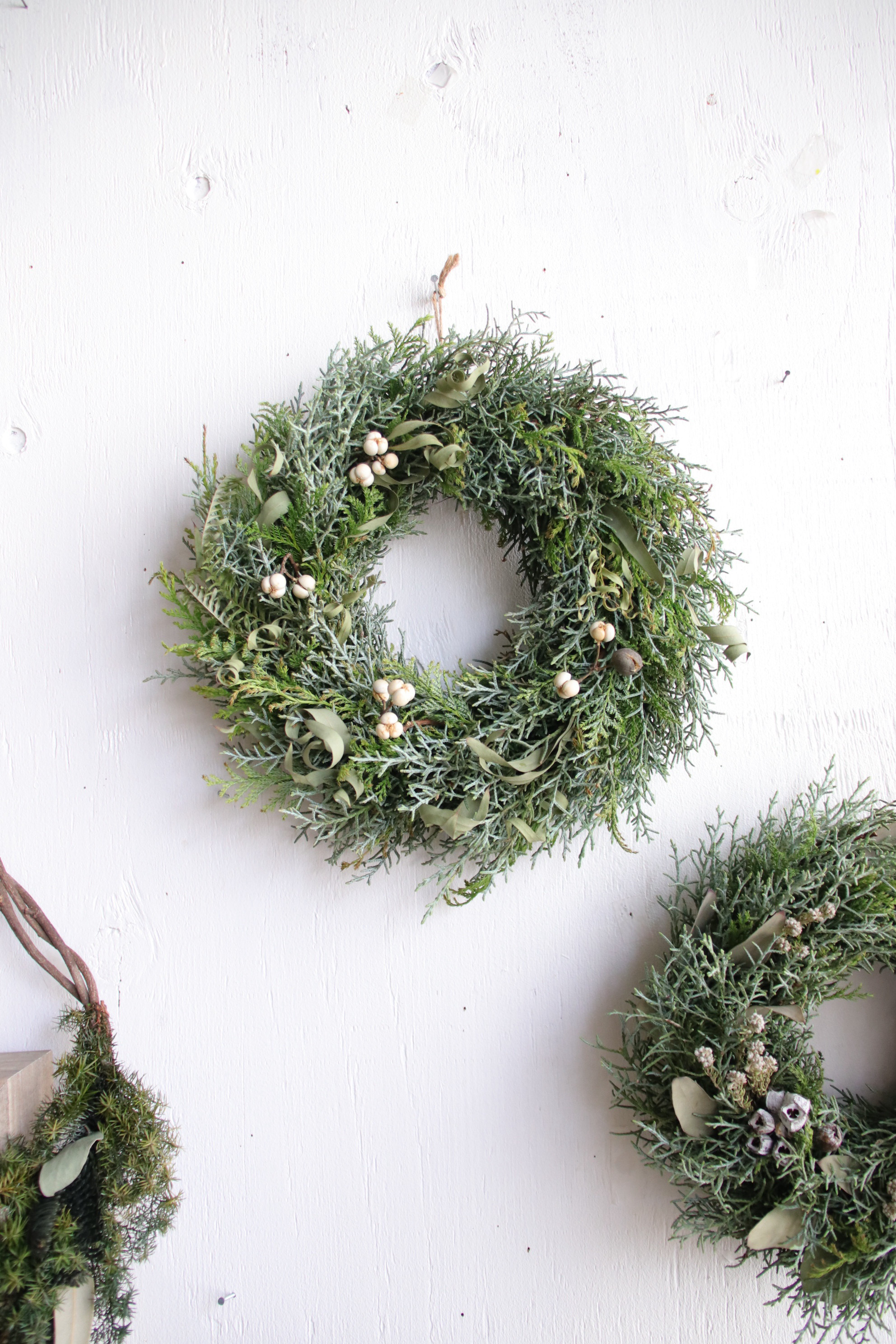 瀬戸内山帰来と冬の実物を丁寧に紡いだ針葉樹香る　　おまかせ　クリスマス　リース