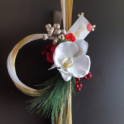 モダンでシンプル 金水引と幸福の花.胡蝶蘭の華やかな正月飾り モダンでシンプル 金水引と幸福の花.胡蝶蘭の華やかな正月飾り