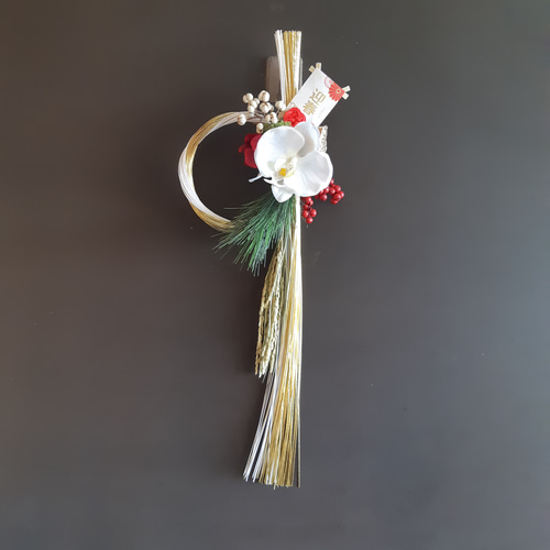 モダンでシンプル 金水引と幸福の花.胡蝶蘭の華やかな正月飾り モダンでシンプル 金水引と幸福の花.胡蝶蘭の華やかな正月飾り