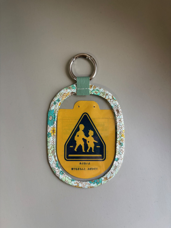 ＼グリーン系の花柄／O型 Dカン付き　ランドセルに付けれる＆安全ピンも通せる 6枚目の画像