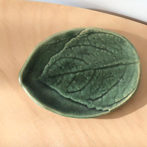 白猫のお香立て(半磁器、金彩) キャンドル・キャンドルホルダー