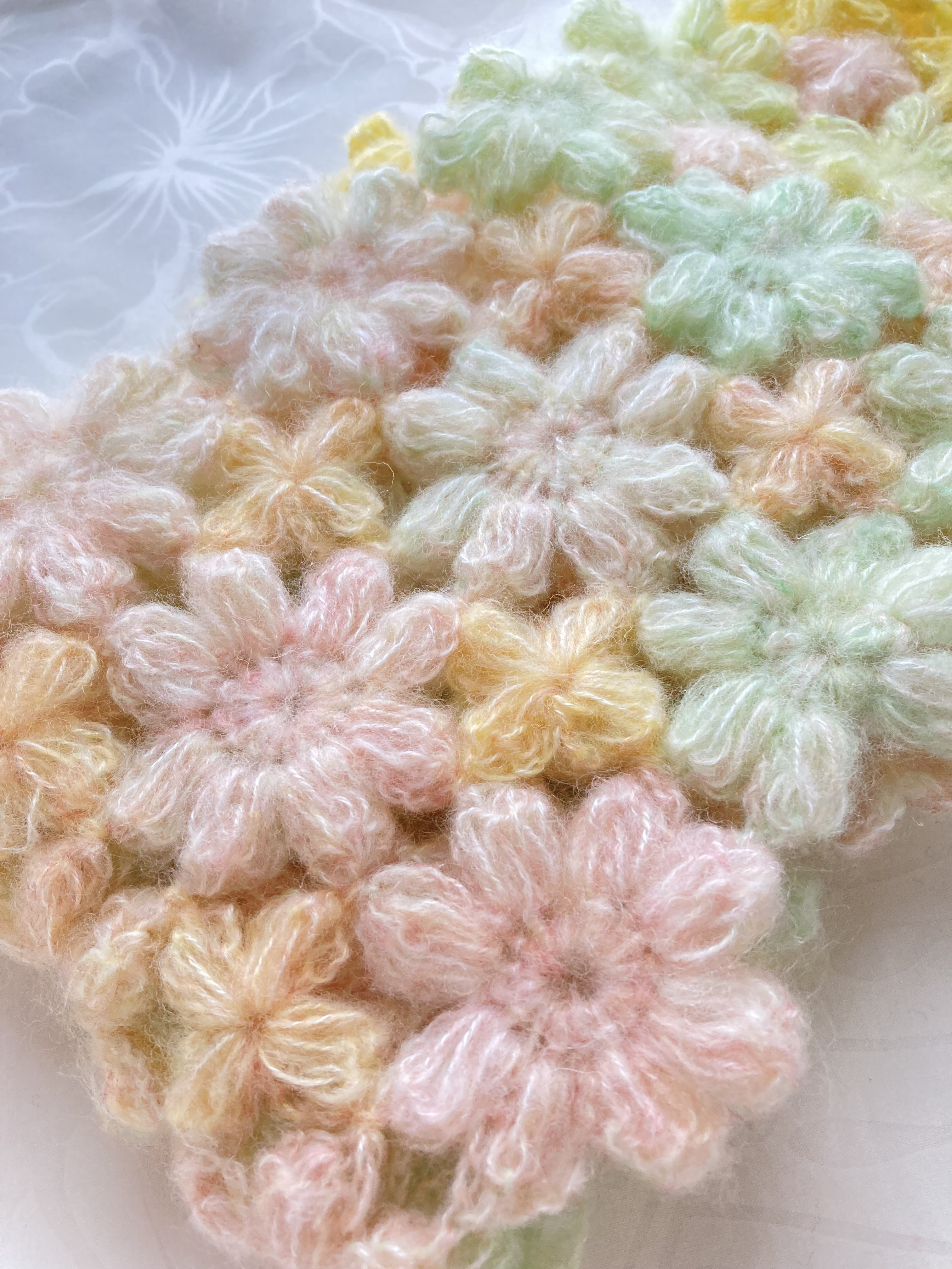 受注制作のお品　チクチクしないお花モチーフ編みマフラー　 ピンク～クリーム～淡い黄緑のグラデーション