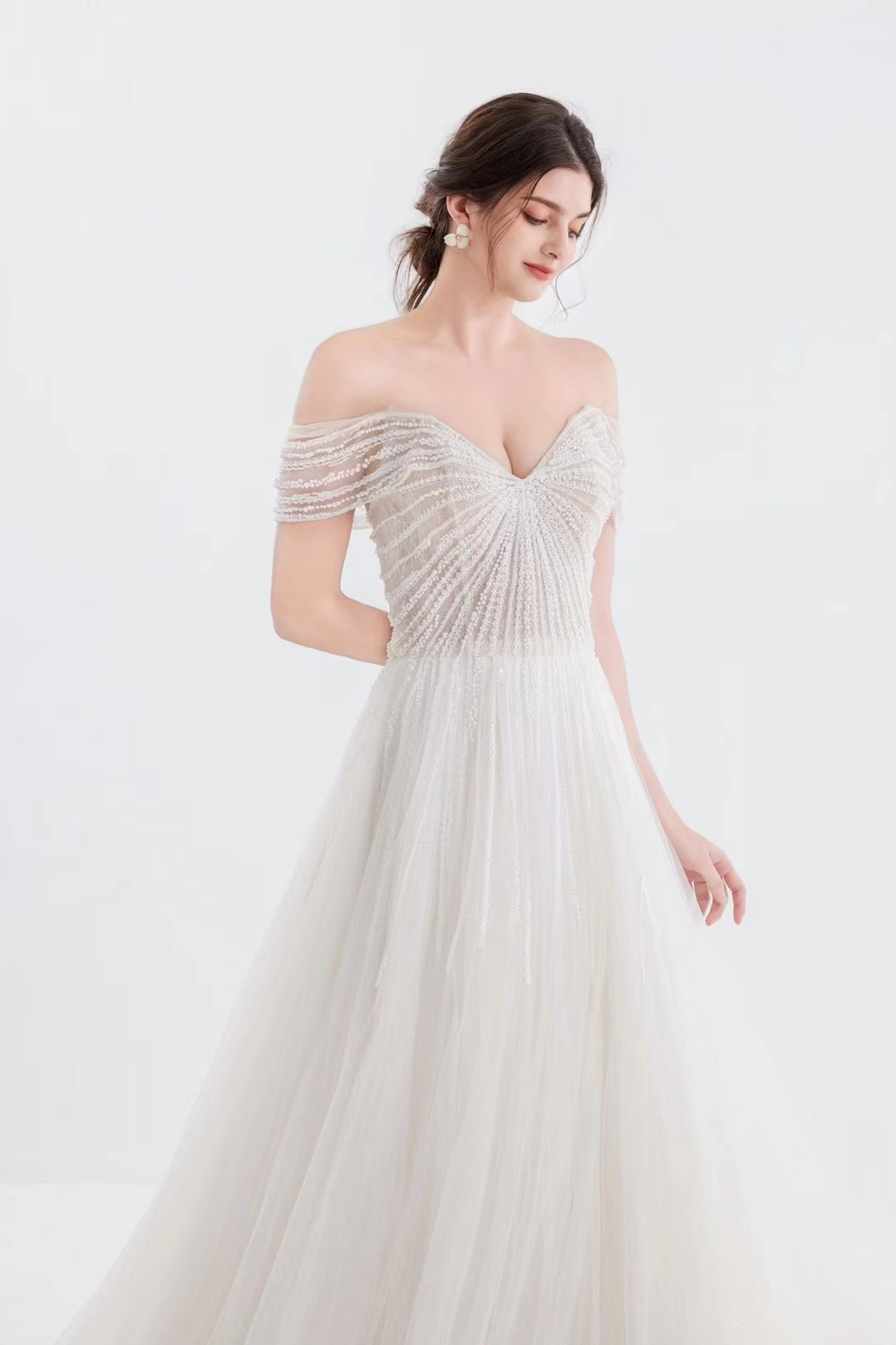ベストセラー獲得！豪華なウェディングドレス　Ｖネック　オフショルダー　キラキラ　くるみボタン　チャック　二の腕を隠せる
