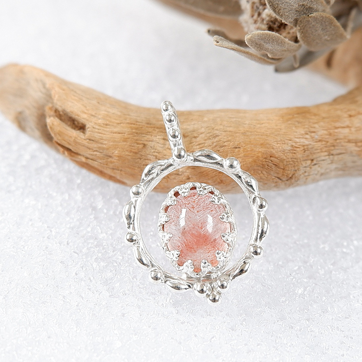 ～ジューシーカラー～　カザフスタン産ストロベリークォーツのデザインペンダント　天然石アクセサリー　macari