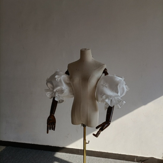 高級サテン ホワイト花モチーフ 取り外し袖  ショルダーの付け袖 パフスリーブ オーダー可能 二の腕を隠せるお袖