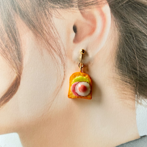 イヤリング】目玉焼きハムトースト・苺みるく ミニチュアフード