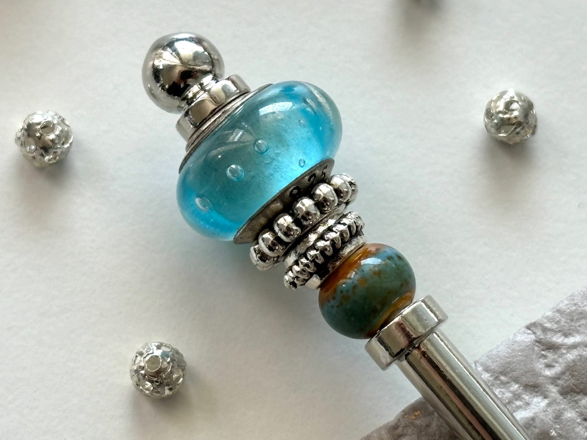 かんざし　ソーダ水の様な泡のランプワークビーズB　一本挿し　一本簪　水色　ブルー　涼しげ　透明　クリア　ラムネ