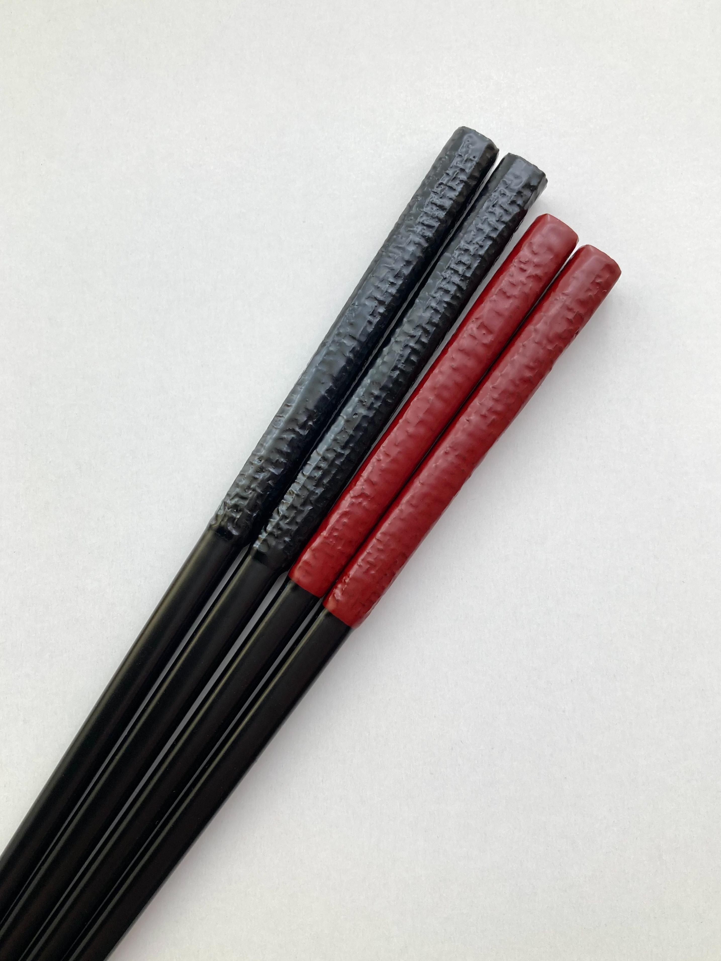 漆塗り夫婦箸のセット〈布目塗り 朱・黒〉