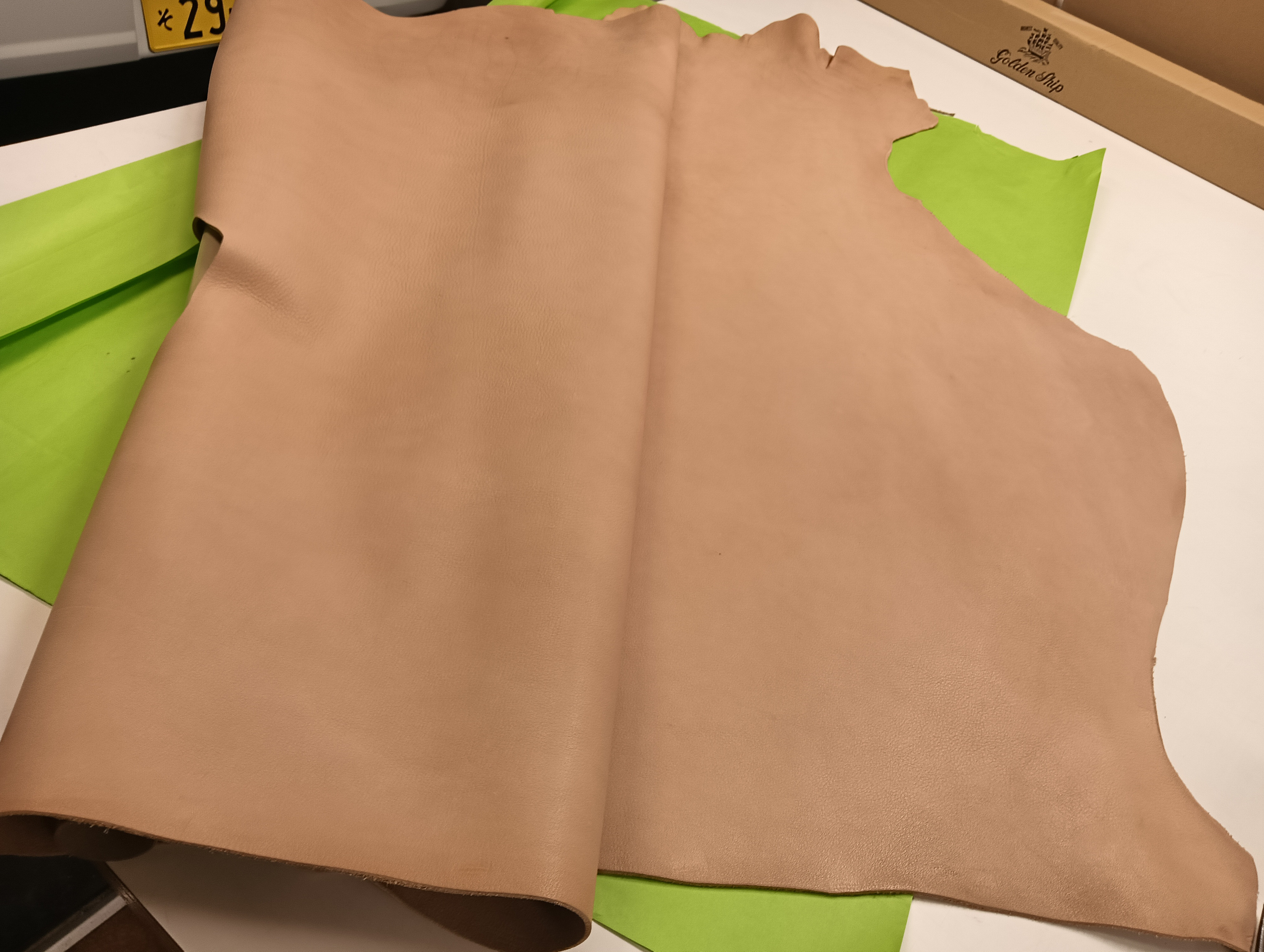 T473　牛革　肌色系　100デシ程度　 2.1ｍｍ程度