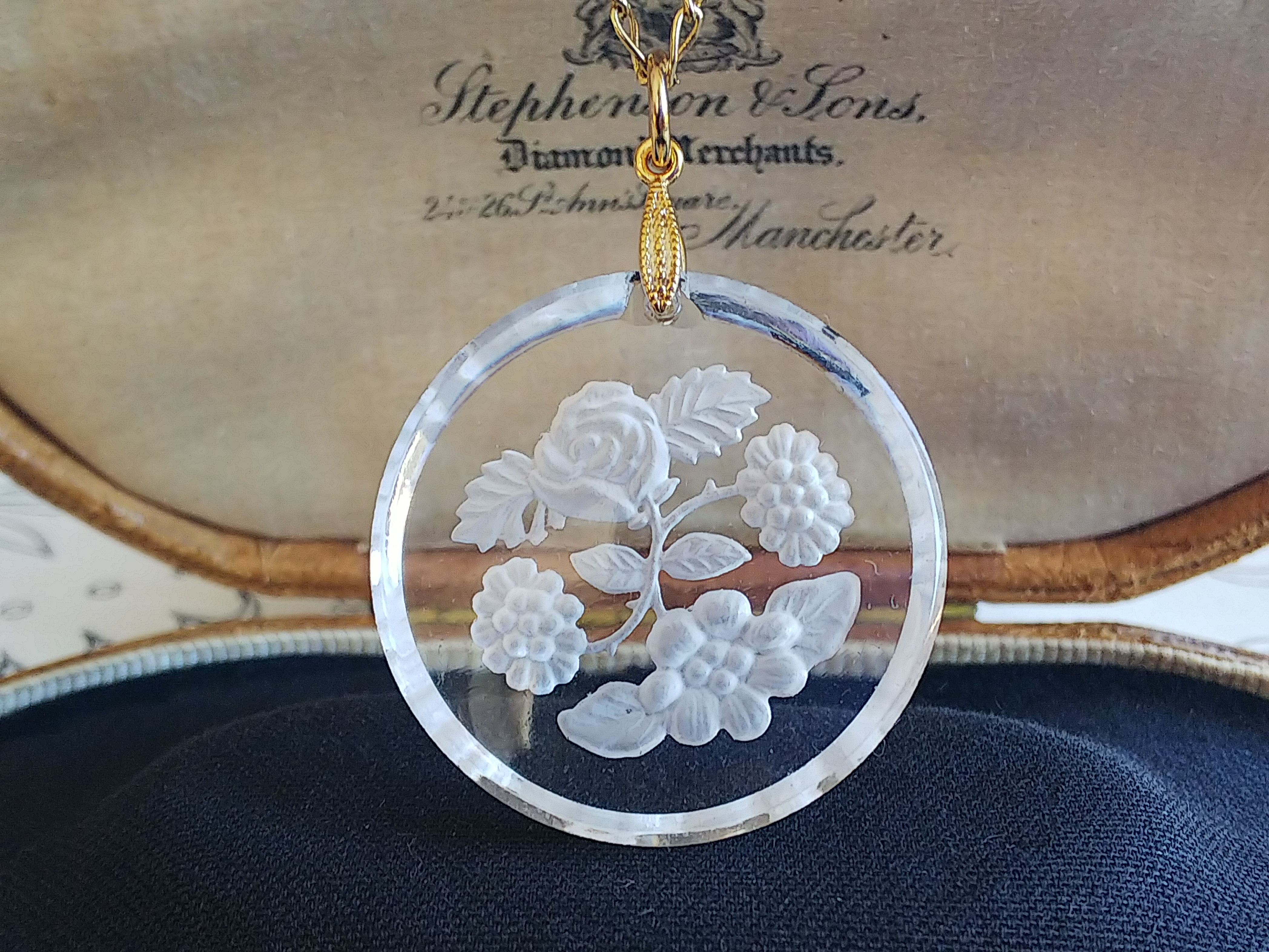 ヴィンテージ　薔薇とお花達のインタリオ（30㎜）Goldトーンネックレス