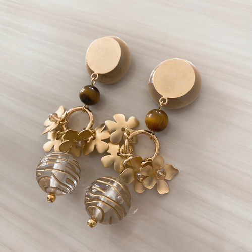 ブラウン×ゴールドフラワー ボタンアクセサリー ピアス（その他 