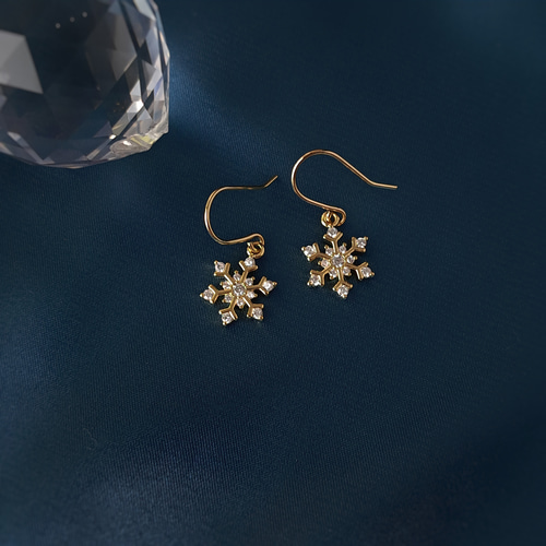 雪の結晶ピアス〈キュービックジルコニア〉ゴールドカラー　アレキサンドライト 雪の結晶ピアス〈キュービックジルコニア〉ゴールドカラー