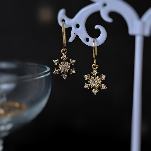 14kgf◇雪結晶と13石のキュービックジルコニア/ピアス・イヤリング