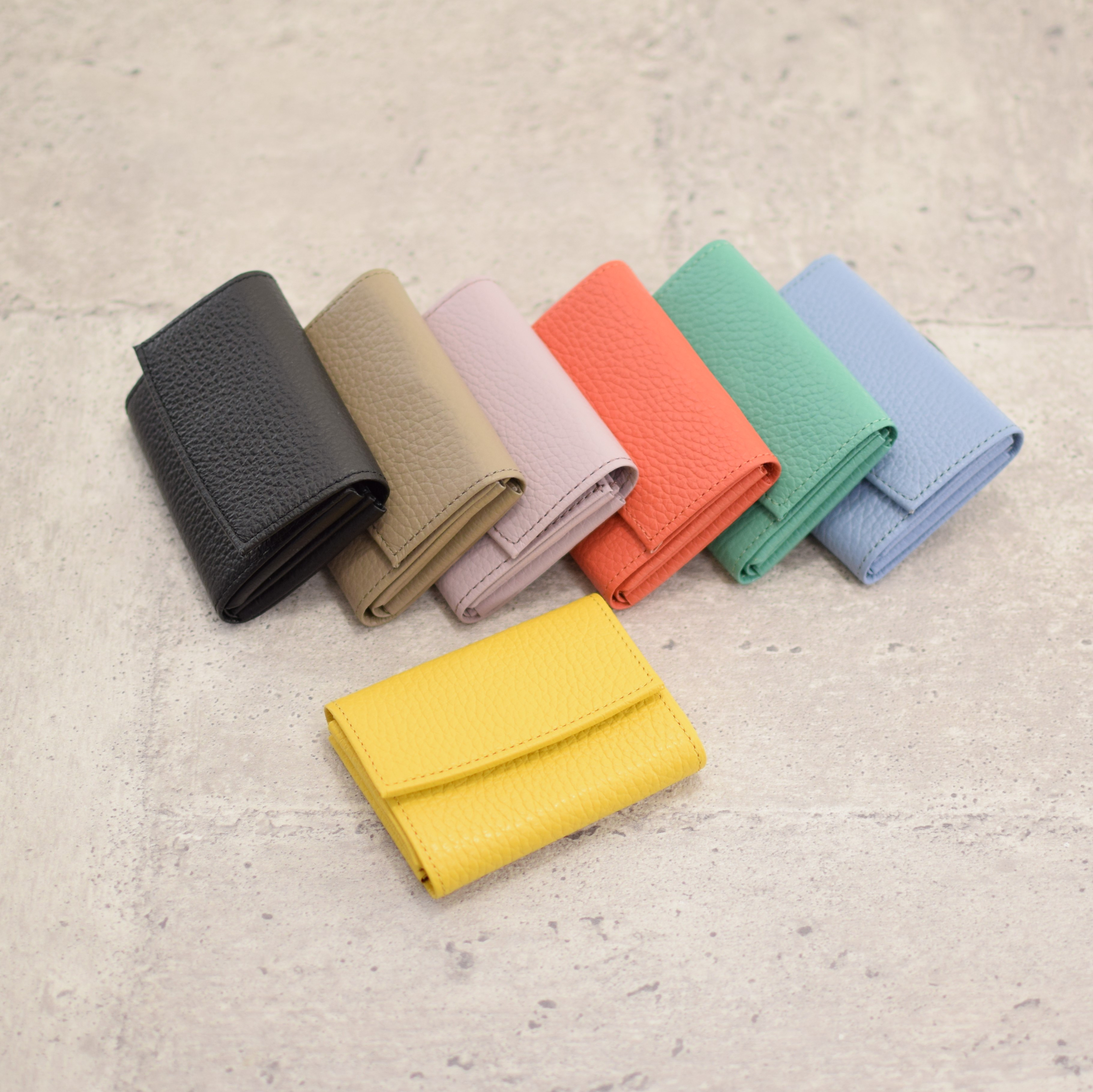 手のひらに収まる極小サイズでも大きく開く 三つ折り財布mille feuille（ミルフィーユ）　アドリアレザー