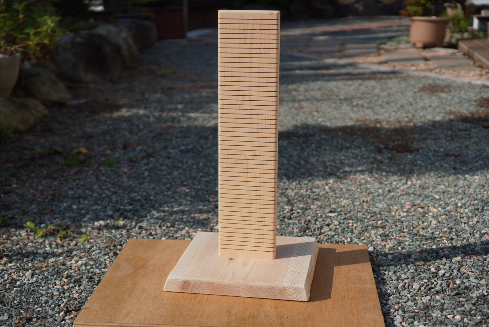 【送料無料】(天然杉)猫用爪研ぎボード　〜組み立て式スタンド付き〜