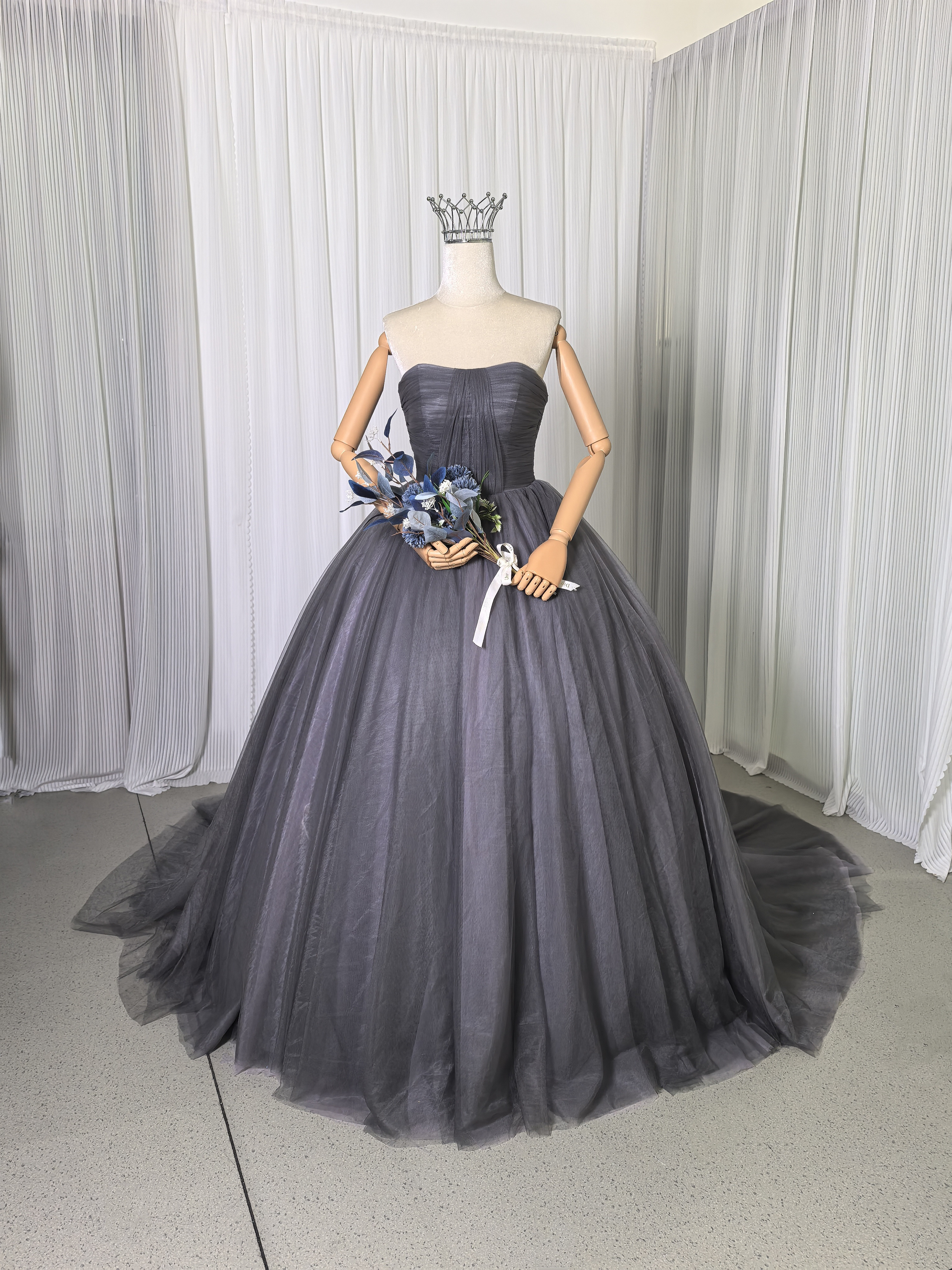送料無料！カラードレス ベアトップ グレー ベルト 大人っぽい エレガント 優雅なシルエット 肩出し 結婚式