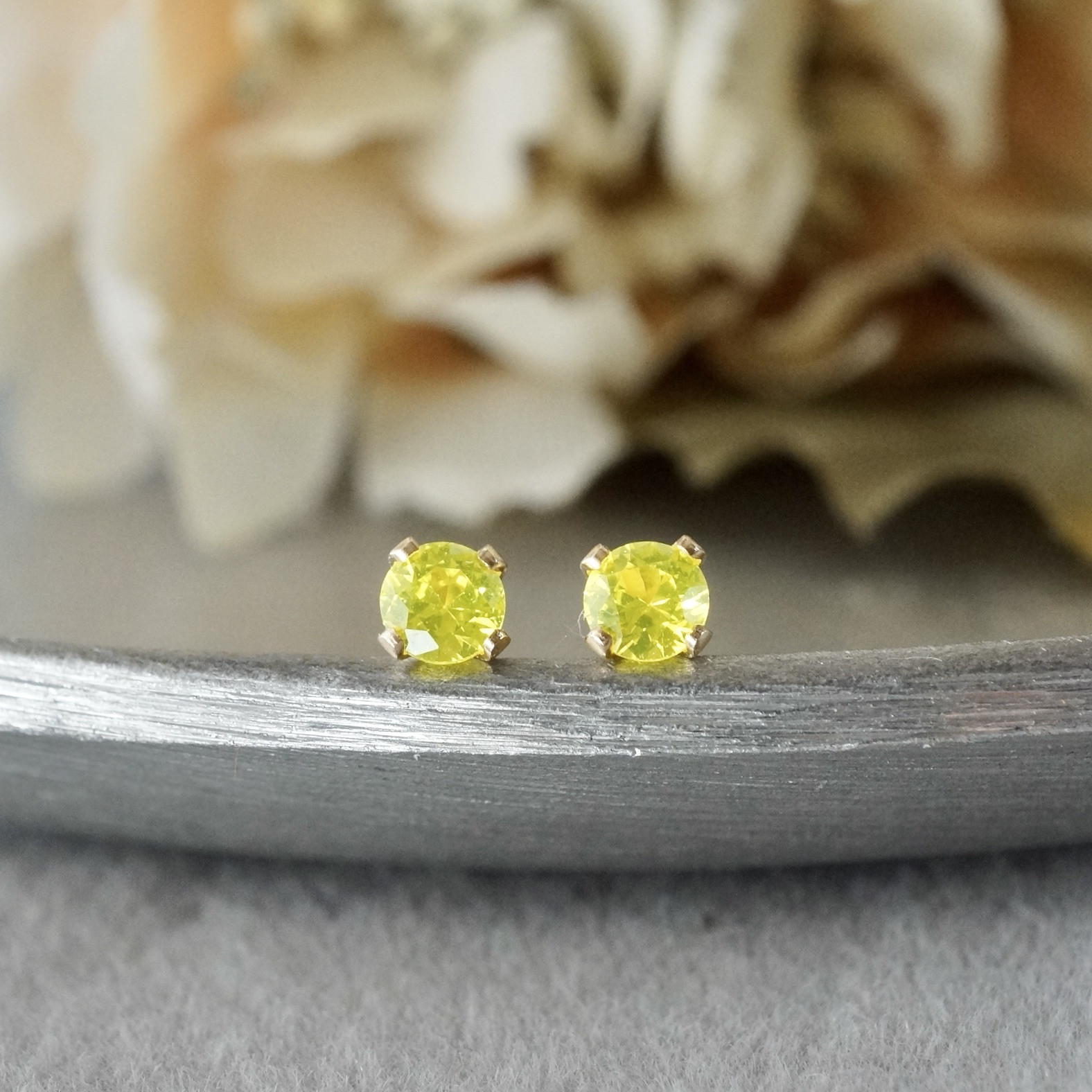 【送料無料】再販　蛍光イエロー　YAG（人造石）　スタッドピアス　14kゴールドフィルド製　3mm