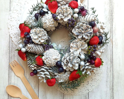 クリスマスリースホワイト木の実の苺とベリーのショートケーキ