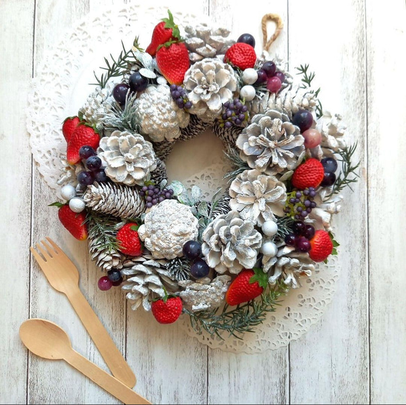 クリスマスリースホワイト木の実の苺とベリーのショートケーキ