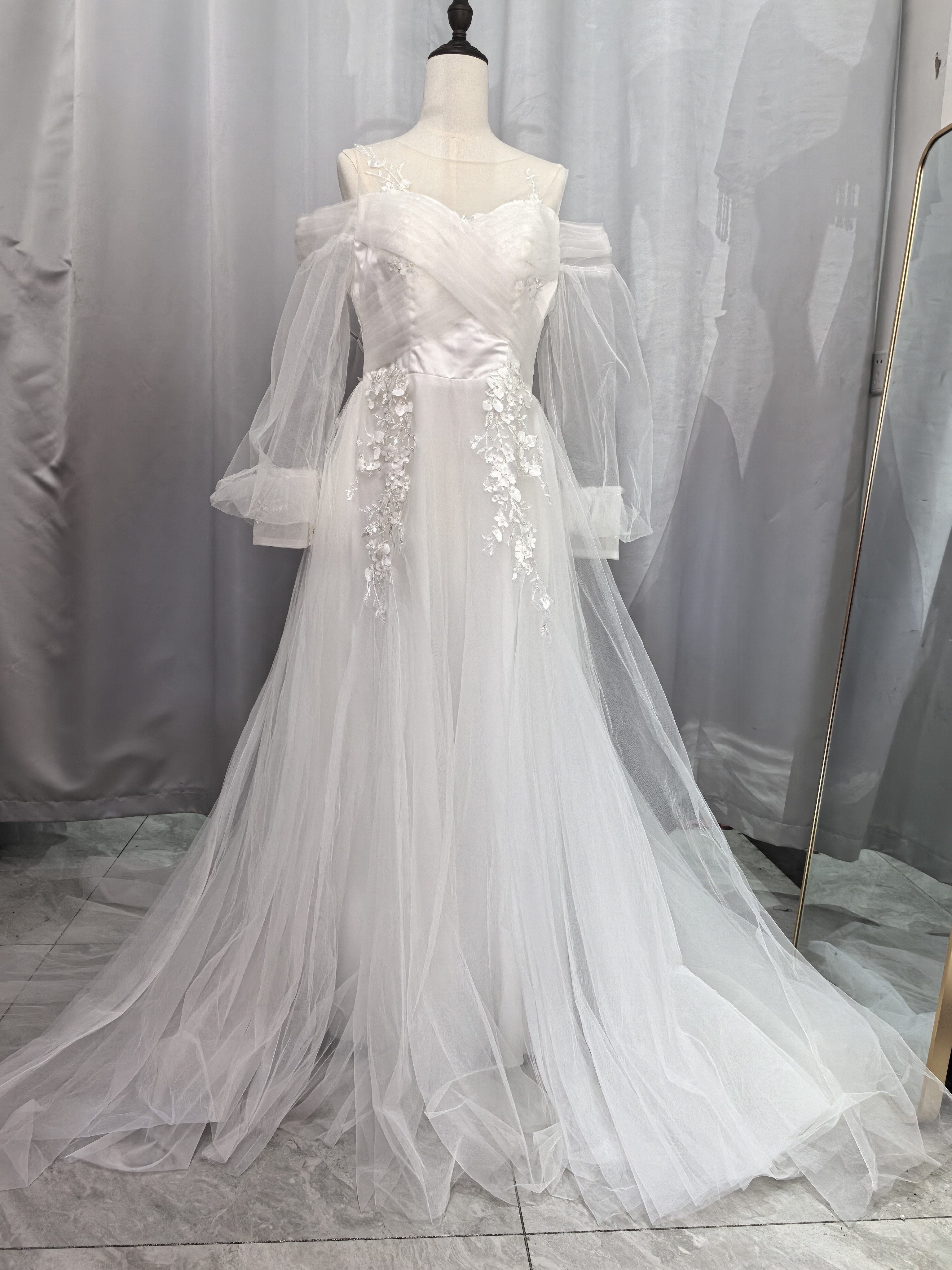 高級 オフホワイト 立体レースパール ふわふわ長袖 ウエディングドレスおしゃれ上級者に人気 結婚式D59