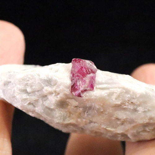 ルビー原石 パキスタン産 母岩付き 蛍光 29.0g #71776 天然石