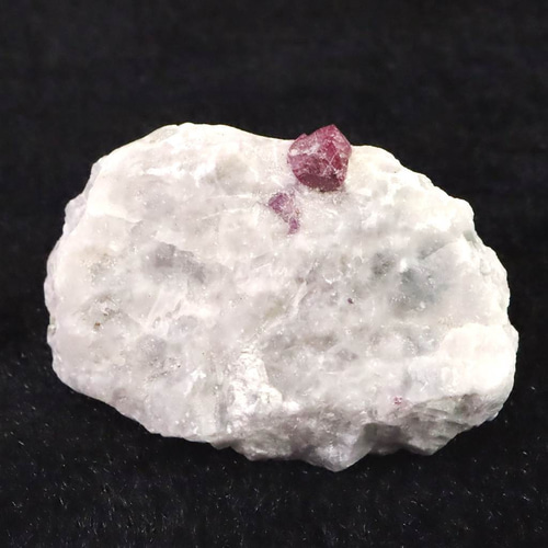 ルビー原石 パキスタン産 母岩付き 蛍光 29.0g #71776 天然石