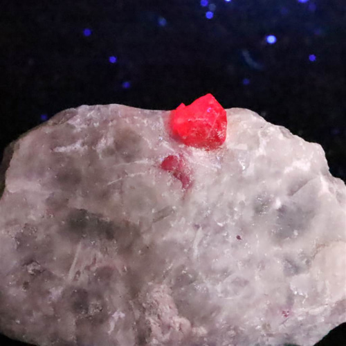 ルビー原石 パキスタン産 母岩付き 蛍光 29.0g #71776 天然石