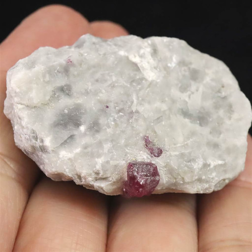ルビー原石 パキスタン産 母岩付き 蛍光 29.0g #71776 天然石