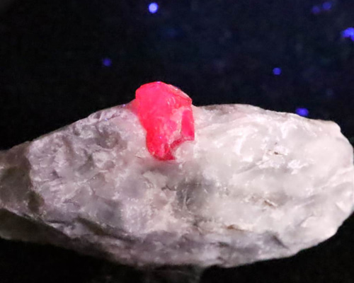 【パキスタン産】ルビー原石 ルビー原石 パキスタン産 母岩付き 蛍光 29.0g #71776 天然石 榎本